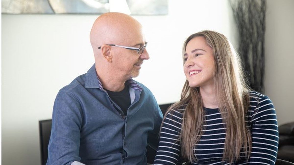 Cura (22) se na Tinderu spojila sa svojim šefom (58), dao je otkaz zbog nje