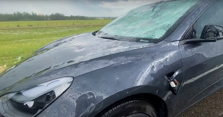 VIDEO Kako je nevrijeme s tučom uništilo Teslin automobil
