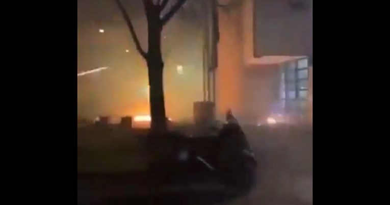 VIDEO Bacali molotovljeve i ispaljivali vatromet na policijsku postaju u Parizu