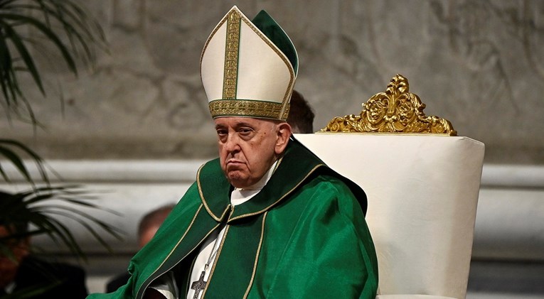 Papa kaznio kardinala koji ga žestoko kritizira. Oduzeo mu pravo na stan i plaću