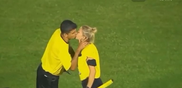 Najzgodnija nogometna sutkinja na svijetu strastveno poljubila suca na terenu
