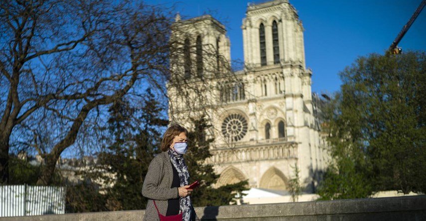Macron kaže da će se toranj Notre Damea obnoviti u izvornom obliku