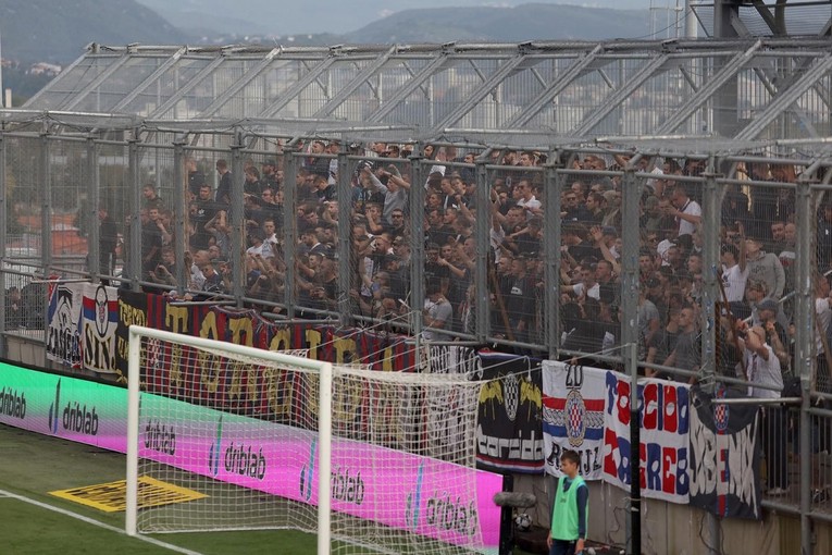 Sun: Ovo je horor-kavez u Rijeci. Torcida je u njemu nosila zatvorenička odijela