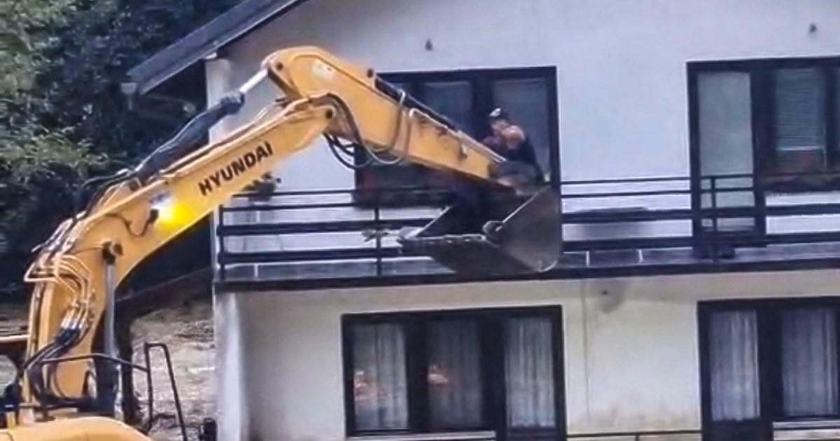 U Fojnici ljude evakuirali bagerom, rijeka nosi sve pred sobom