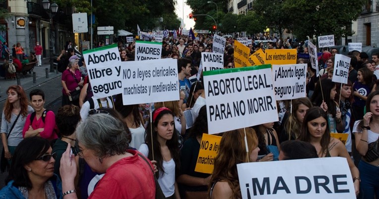Španjolska planira uvesti plaćeno menstrualno bolovanje, vode se žestoke rasprave