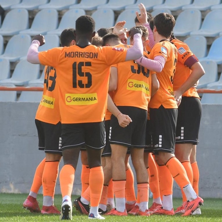 Igrači Šibenika u štrajku unajmili teren s umjetnom travom. Upitan meč protiv Osijeka