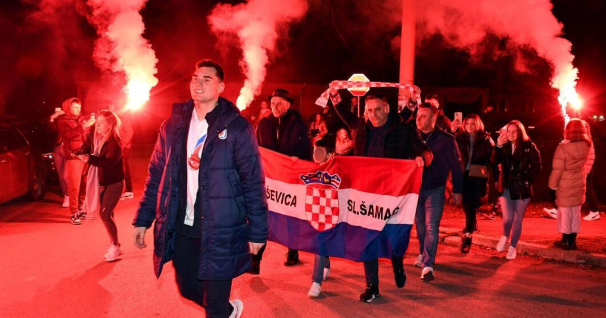 FOTO Josip Šimić dočekan u svom selu, palile su se baklje i jela slavonska hrana