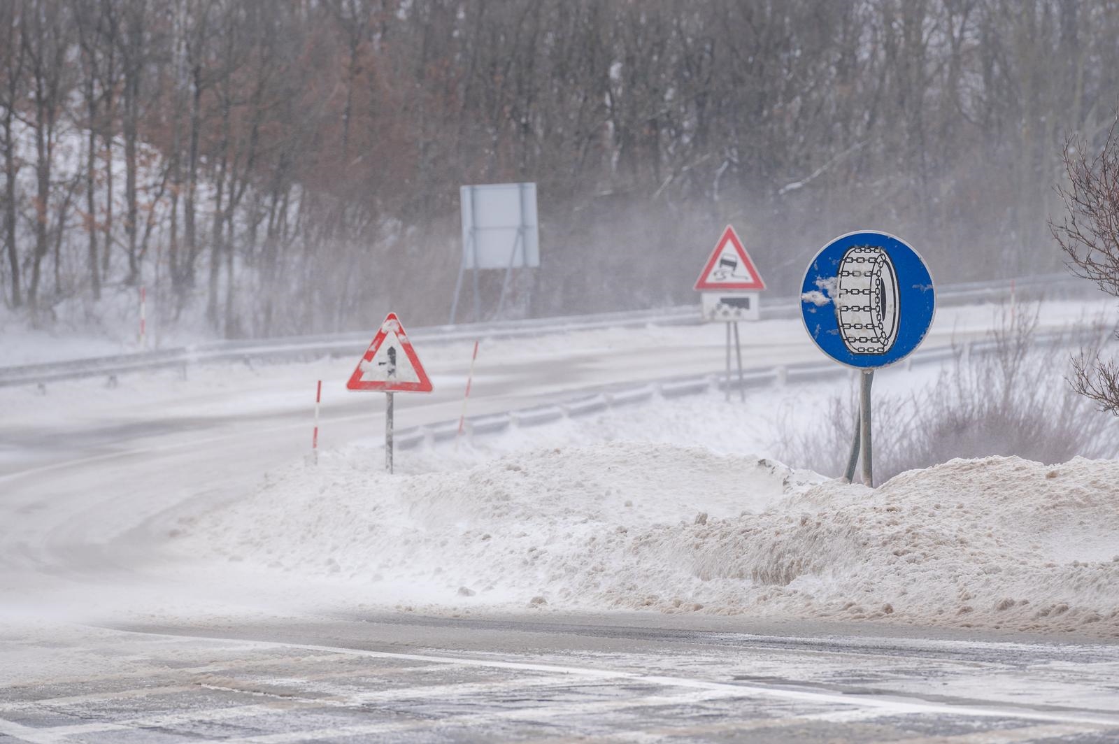 Na cestama niz ograničenja. Evo na kojim dionicama morate imati zimsku opremu