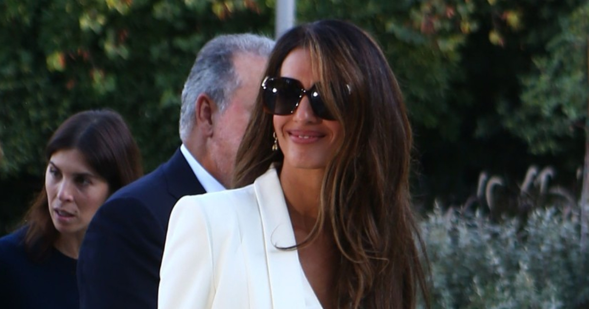 Amal Clooney pokazala zašto bijelo odijelo vrijedi imati u garderobi