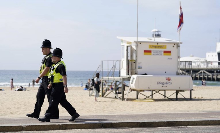 U Britaniji na plaži izbodene dvije žene, jedna umrla. Uhićen mladić (17) 