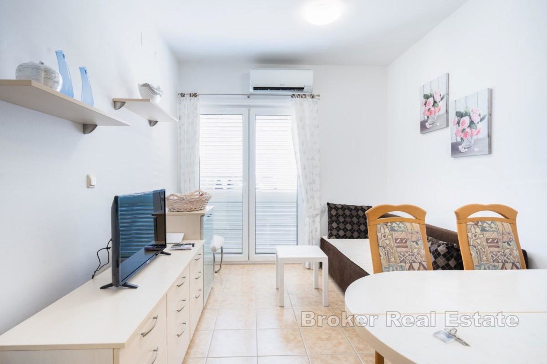 Na Pagu se prodaje apartman blizu mora s terasom i parkirnim mjestom. Evo fotki