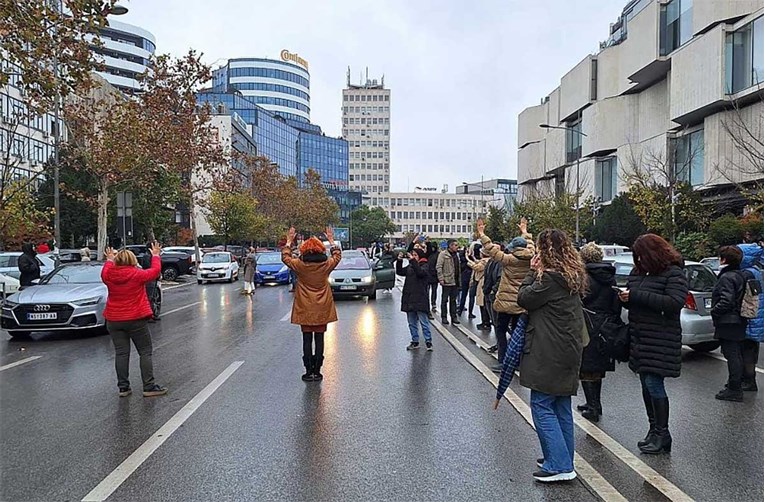 VIDEO 14 minuta šutnje za 14 poginulih na željezničkom kolodvoru u Novom Sadu