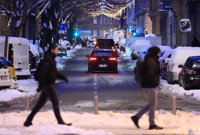 Stotine Zagrepčana zatražilo pomoć zbog padova na ledu. Operacije traju cijelu noć