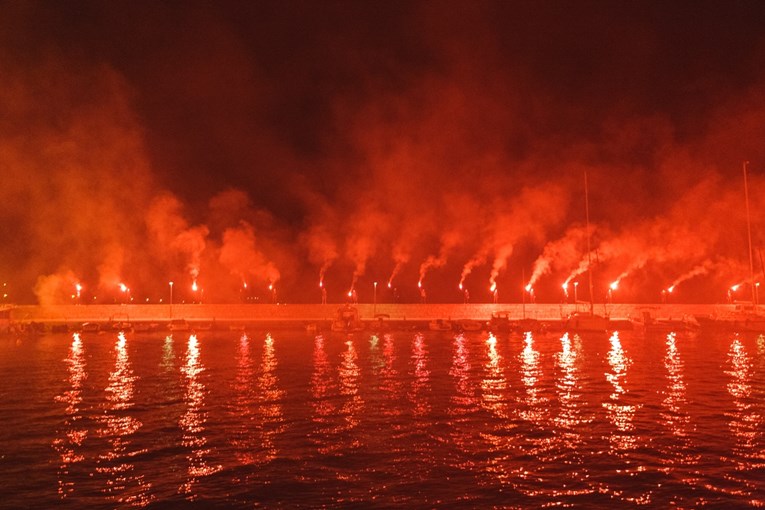 VIDEO Prijatelji bakljadom ispratili dva mlada sportaša poginula u nesreći u Zadru