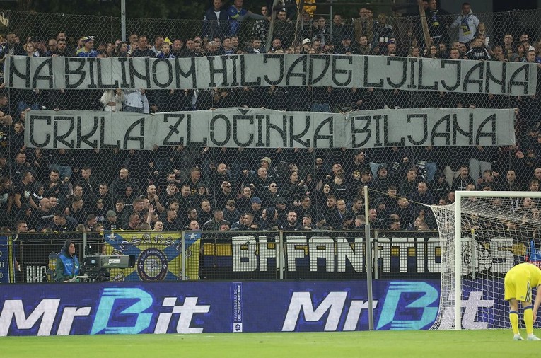 Brutalan transparent navijača BiH za srpsku ratnu zločinku