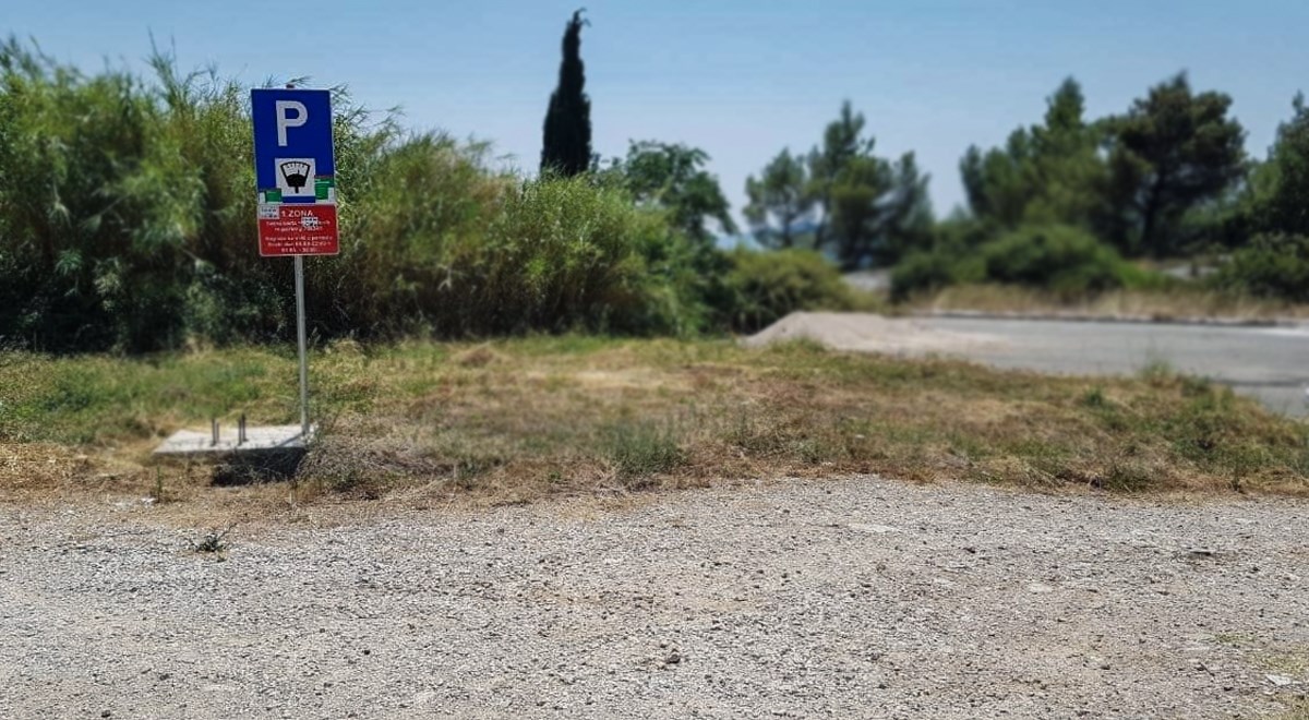 Ovo je parking u Orebiću koji se naplaćuje 10 kuna po satu