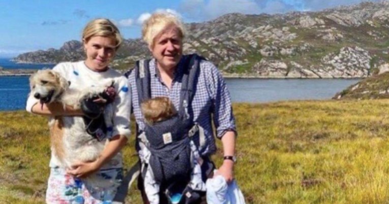 Boris Johnson pozirao s bebom pa zabrinuo roditelje: "Primjer kako se to ne radi"