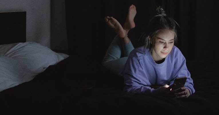 Četiri razloga zbog kojih korištenje mobitela u krevetu nikad nije dobra ideja
