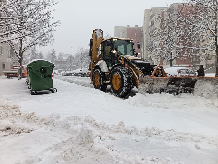 U Karlovcu palo do 30 cm snijega. Grad: Čistite prilaze kućama, pazite kako parkirate