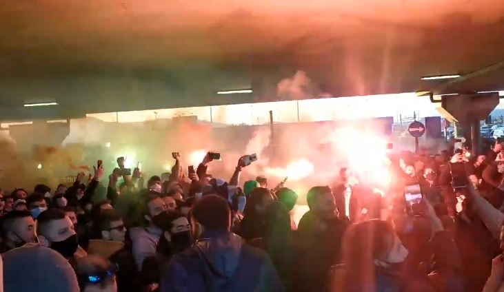 VIDEO Ludnica u Ateni. Hezonju dočekali s bakljama i pjesmom