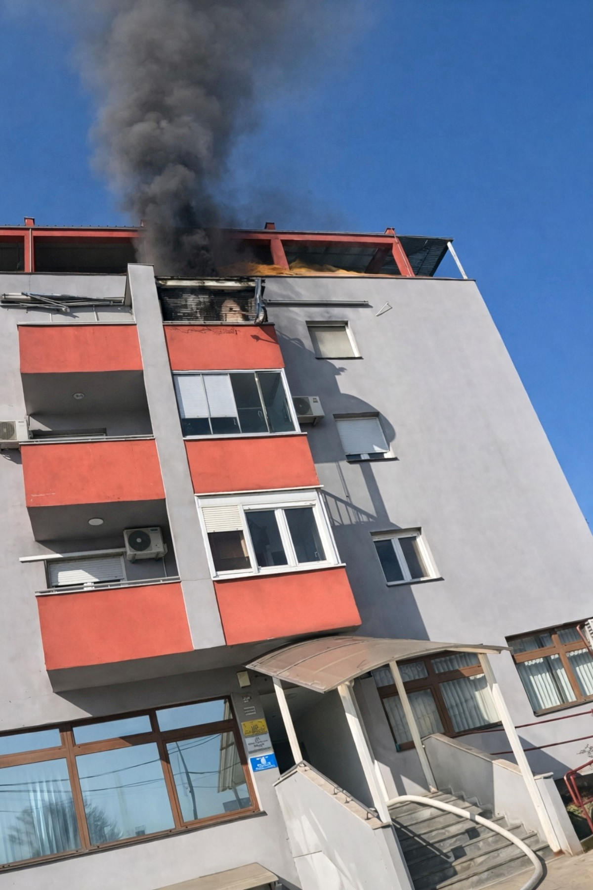 Požar u Zagrebu, vatrogasci izvukli čovjeka iz stana