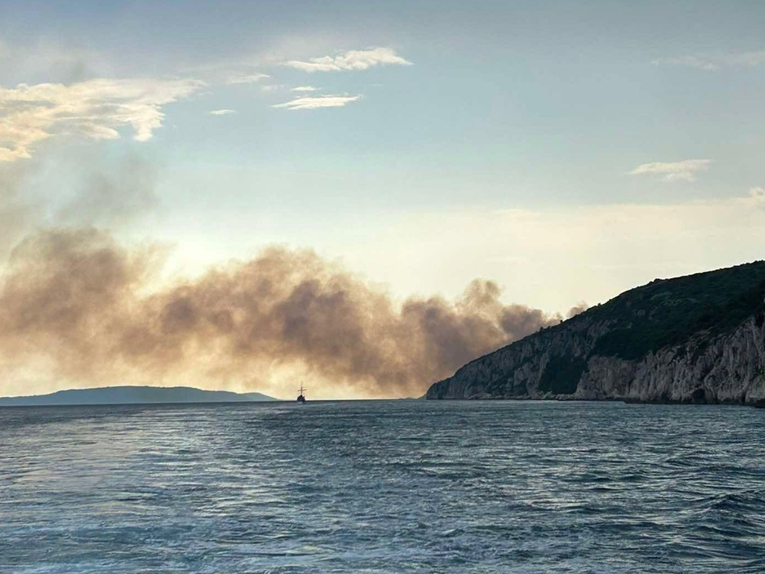 Na Čiovu gori šuma, požar gase i kanaderi
