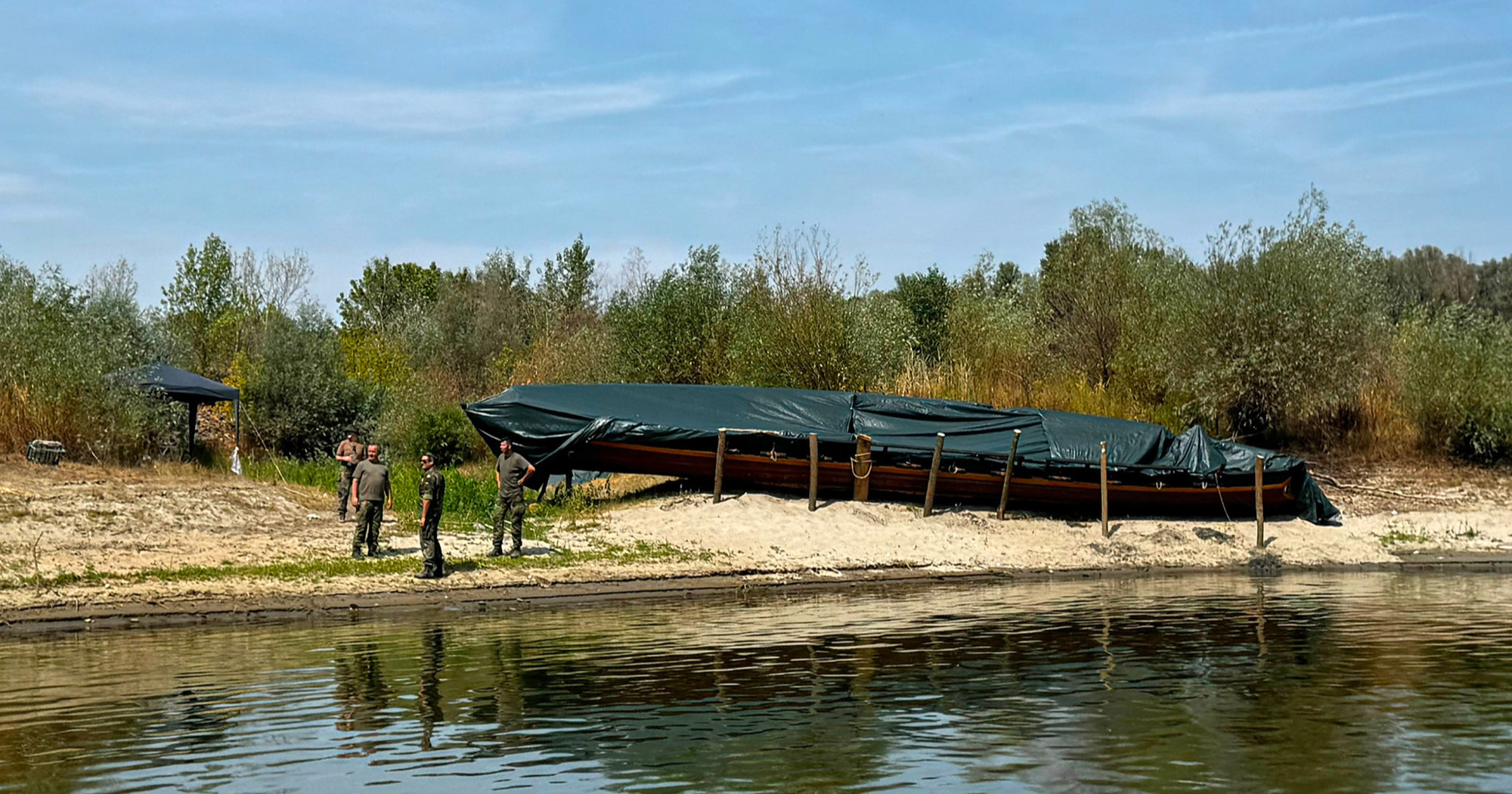 FOTO Replika rimskog broda nasukala se kod Osijeka, izvlači je vojska
