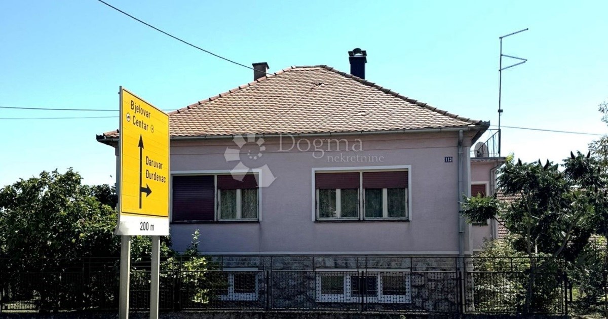 Prostrana obiteljska kuća s velikim zemljištem blizu budućih termi u Bjelovaru