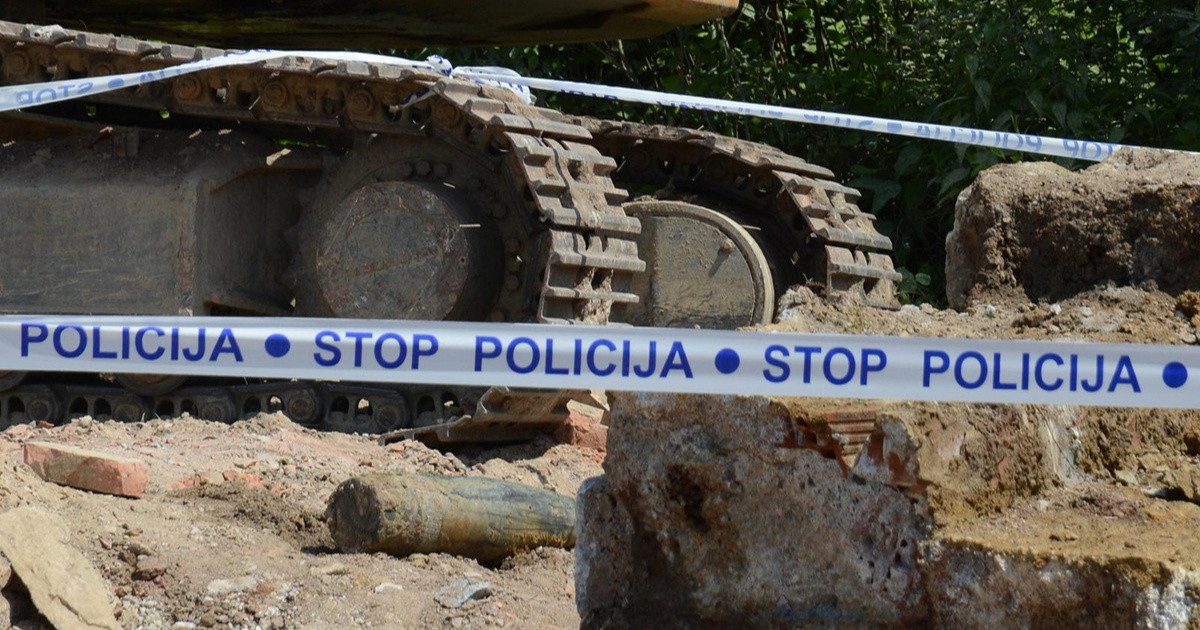 Kod Trogira ukrao bager, razgrtao plažu pa njime napao muškarca