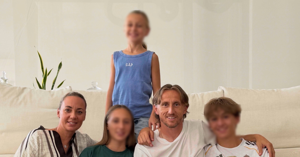 Modrić pozirao s majkom i ocem, pažnju (opet) privukla skromna rođendanska torta