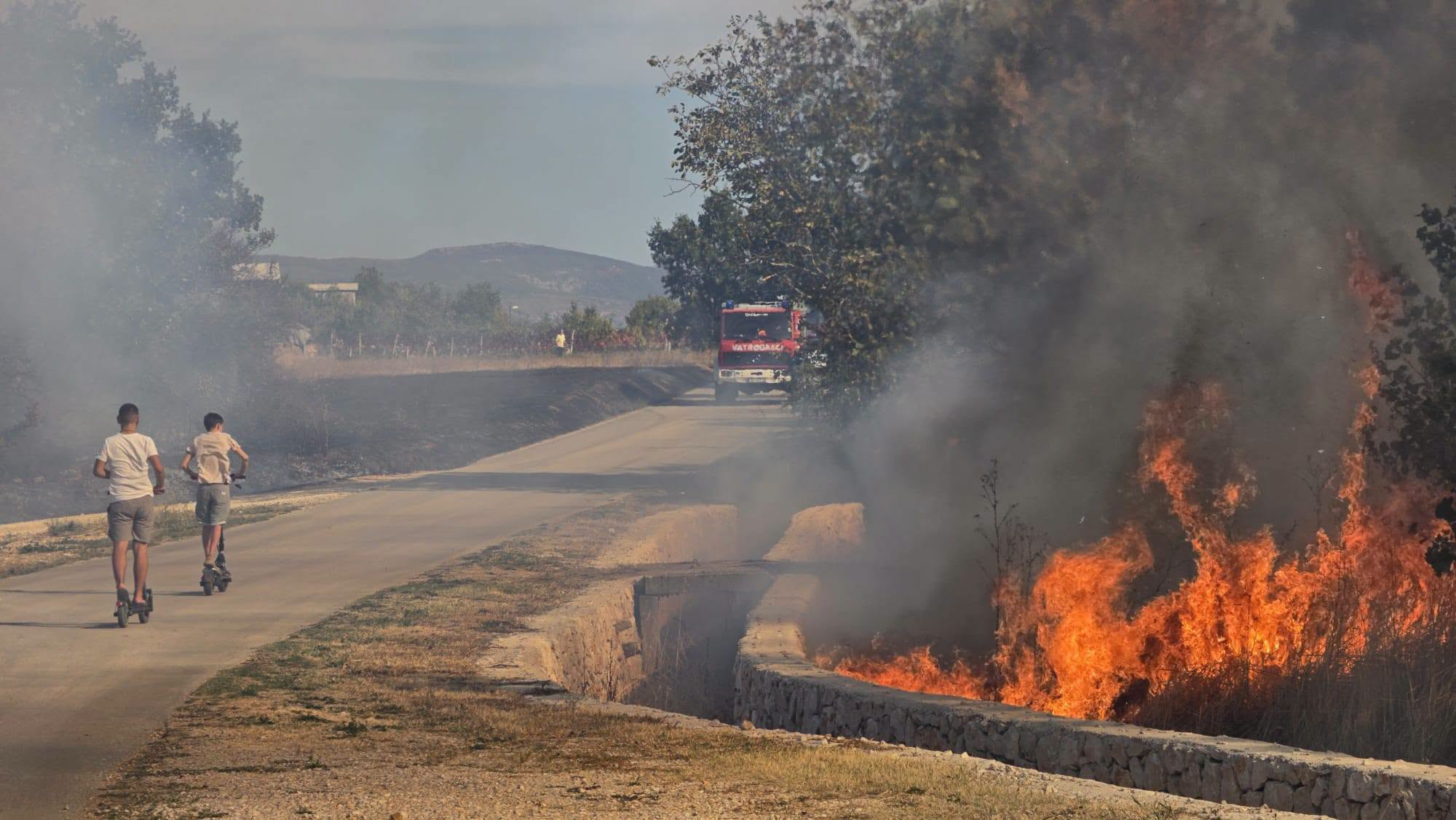 Veliki požar kod Imotskog, stižu dodatne snage. Gase i dva kanadera