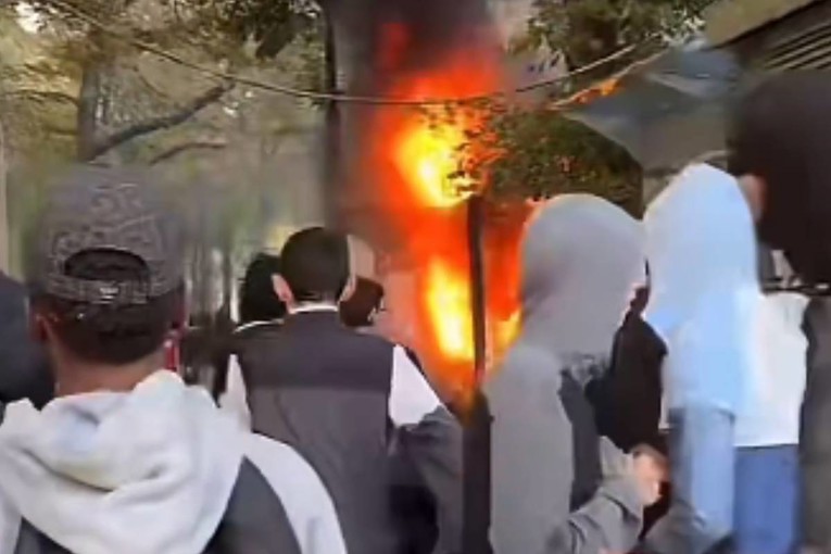 VIDEO Prosvjedi studenata u Belgiji. Požari na ulicama i razbijeni izlozi