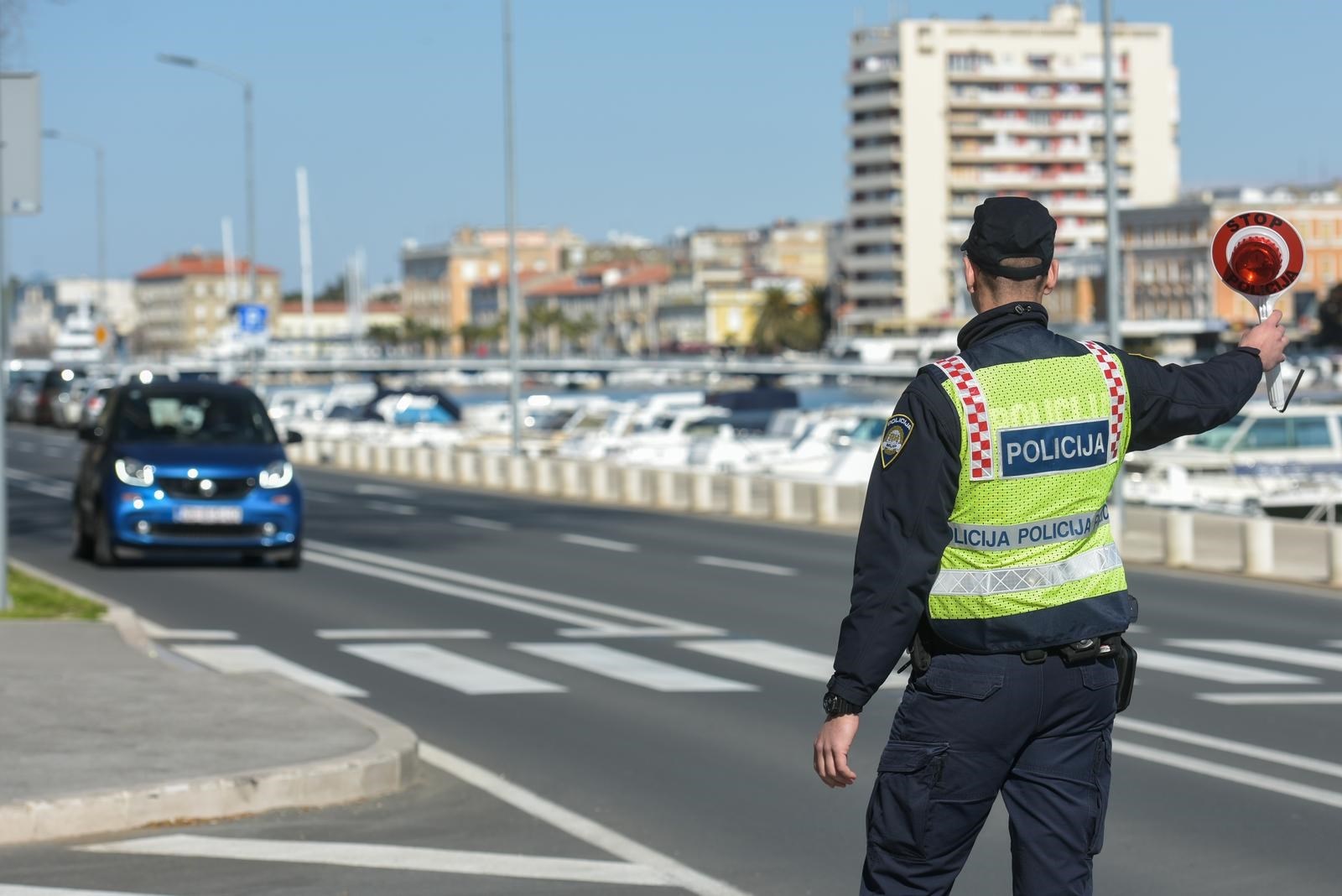 Vozio pijan, prošao kroz crveno pa vrijeđao policajce i pokušao pobjeći