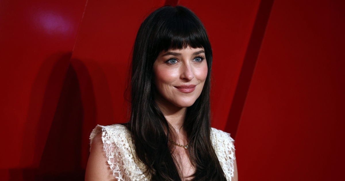 Dakota Johnson ukrala poglede u prozirnoj haljini na premijeri filma