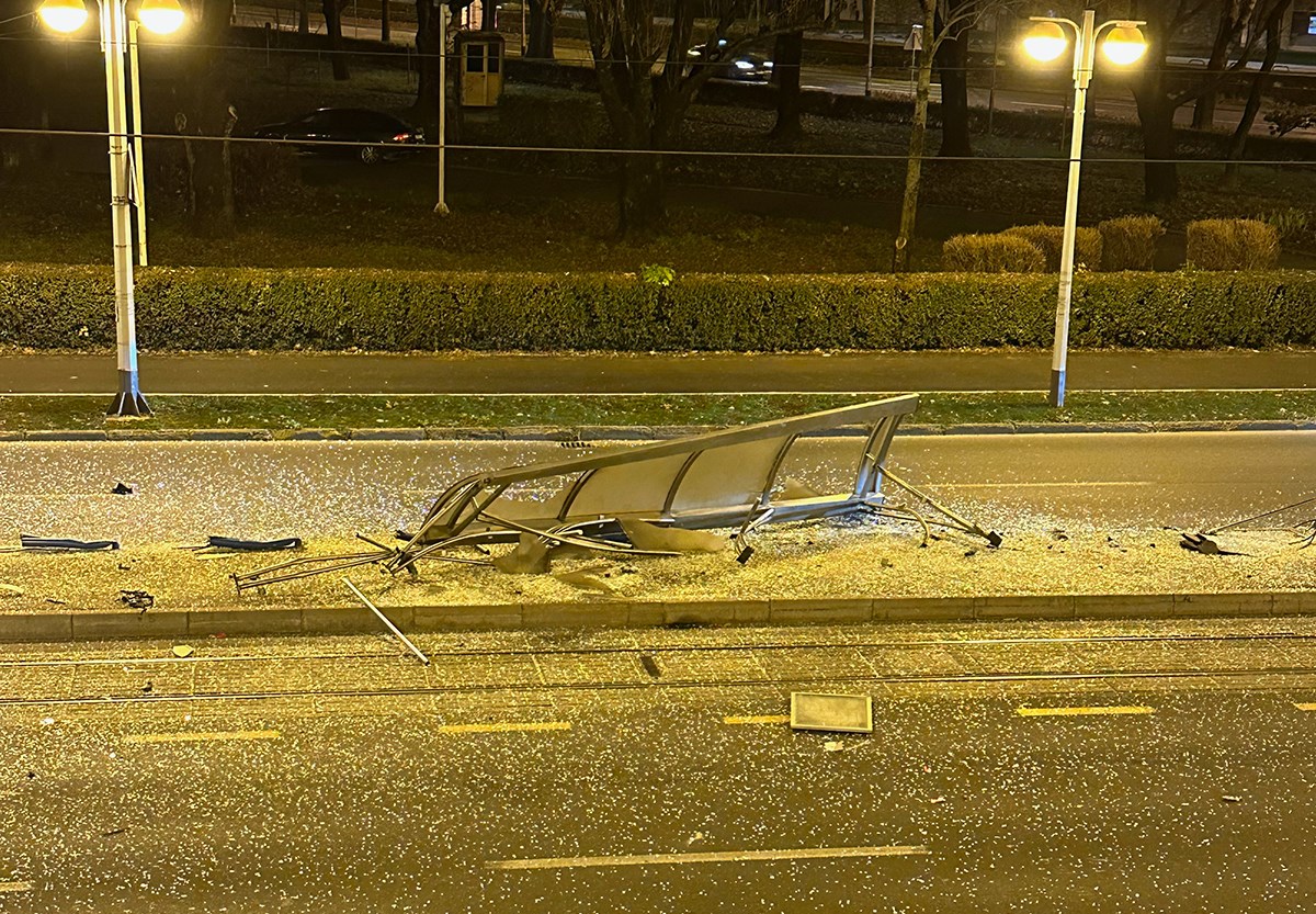 Pijani mladić Porscheom "pokupio" tramvajsku stanicu na Savskoj u Zagrebu