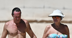 Joan Collins (90) snimljena kako uživa na plaži sa svojim 32 godine mlađim suprugom