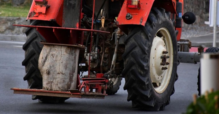 Muškarac kod Jastrebarskog poginuo nakon što je na njega pao traktor