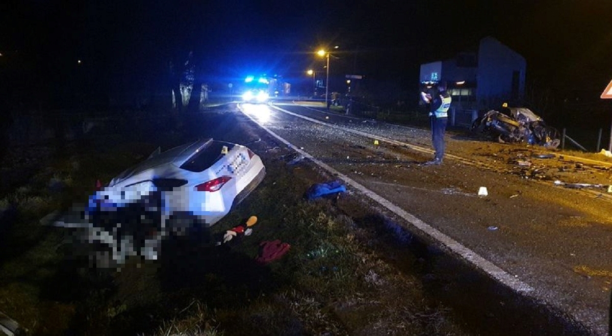 Teški sudar kod Karlovca. Dvije osobe poginule, tri ozlijeđene, auti smrskani