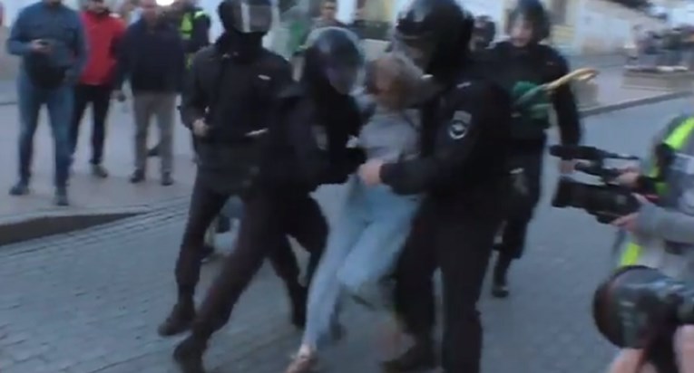 VIDEO Policajci u Rusiji udaraju djevojku u trbuh, javnost bijesna