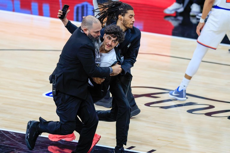 Uletio je na teren u finalu da snimi selfie. Više nikad neće smjeti na NBA utakmicu