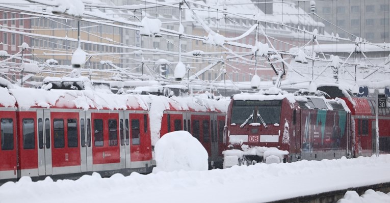 Minhenska zračna luka nastavila letove, željeznički promet još poremećen zbog snijega