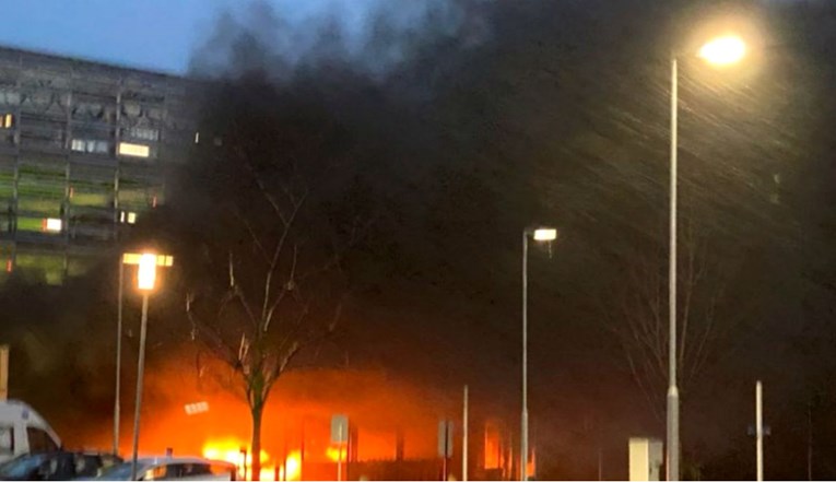 Gori na aerodromu u Norveškoj, zapalila se garaža sa stotinama automobila