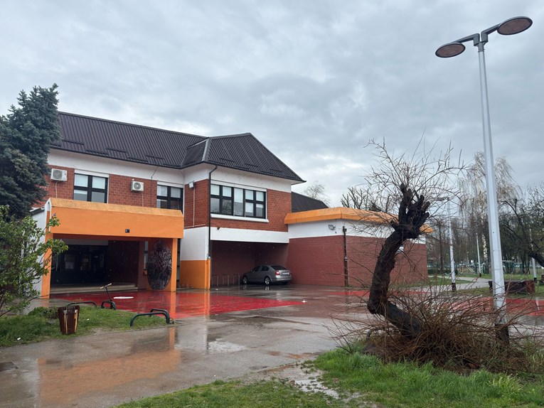 VIDEO I FOTO Škola u Španskom oštećena u nevremenu, prokišnjava krov, pao bor