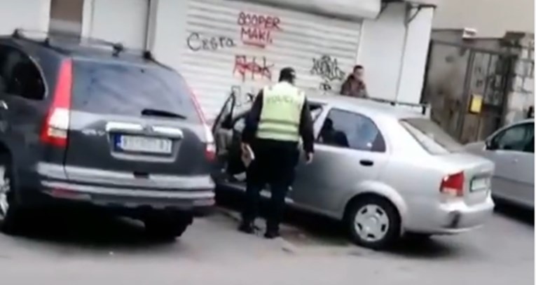 Snimka policajca koji pokušava kazniti vozača u Srbiji je hit: "GTA u realnom životu"