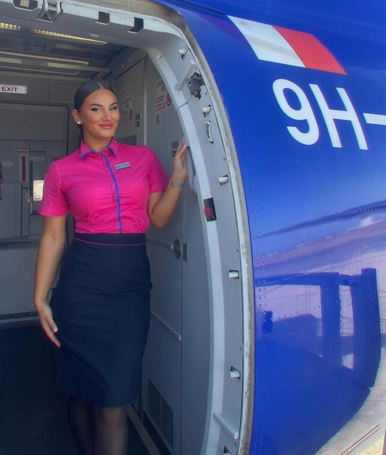 Stjuardesa otkrila zašto vas pozdravlja čim uđete u avion, putnici u čudu