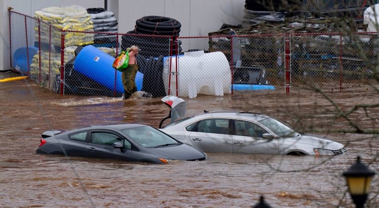 Rekordne poplave u Kanadi: Ceste se pretvorile u rijeke, četvero nestalih