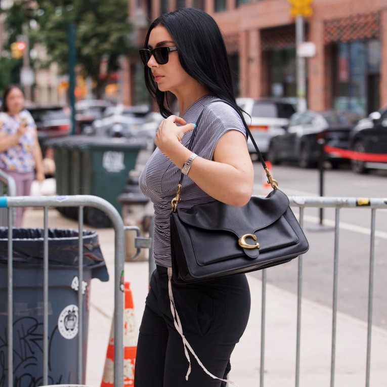 Predimenzionirana torba Charli XCX jedan je od najpoželjnijih modela ljeta