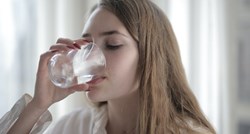 Sedam razloga zašto biste ujutro, čim se probudite, trebali popiti čašu vode
