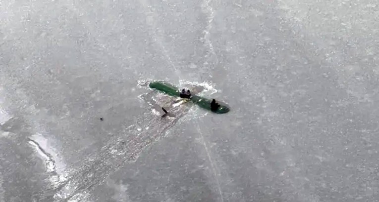 Pilot s dvoje djece pao u zaleđeno jezero u SAD-u. Čekali su na krilima, živi su