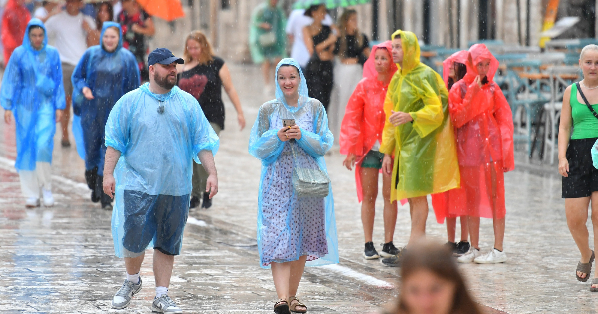 FOTO Unatoč kiši, Split i Dubrovnik puni su turista u šarenim kabanicama